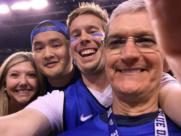 Apple CEO Tim Cook takes a selfie with Fuqua alumni at a Duke basketball Final Four game